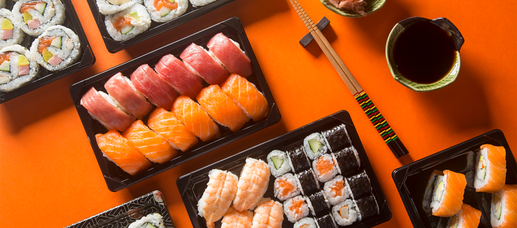 Variedad de tipos de sushi de Mr Sushi, incluyendo makis y rollos empanizados, representando la auténtica comida japonesa en México.