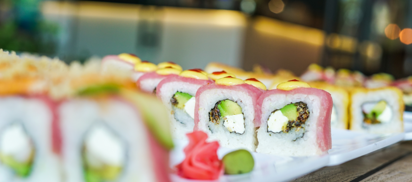 Platillo de comida japonesa con pescado crudo, el salmón crudo se exhibe en un rollo de sushi.
